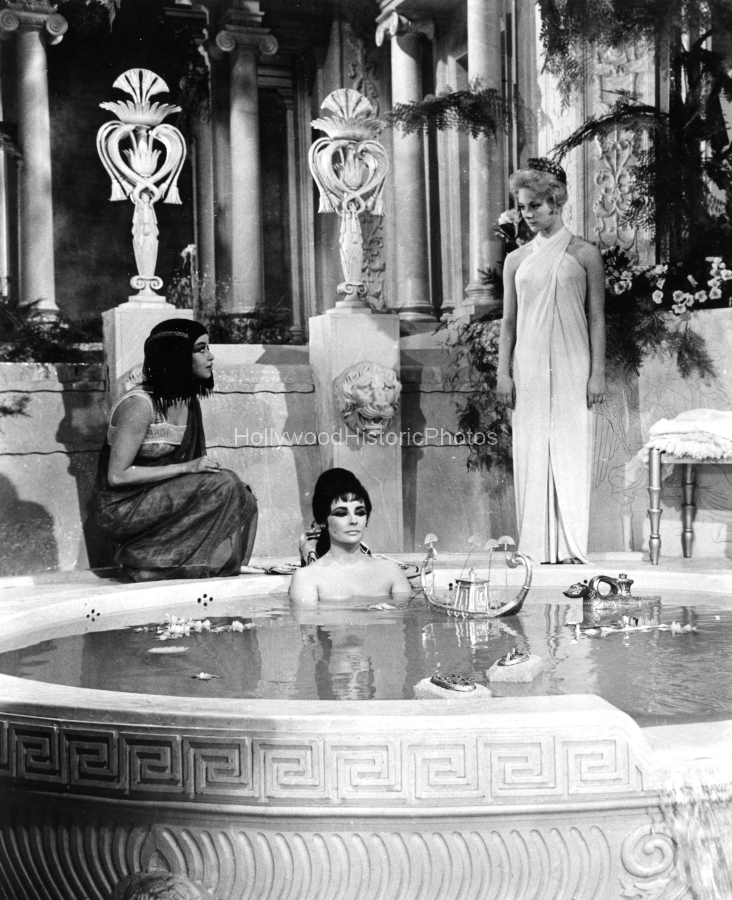 Elizabeth Taylor 1963 bathing set Cleopatra wm.jpg